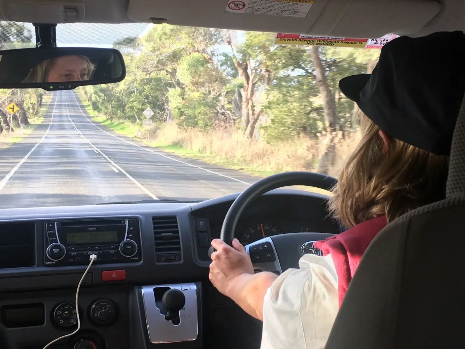 A Debby dirigindo a van na Great Ocean Road